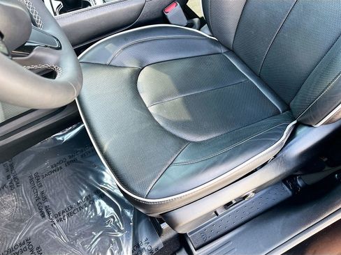 Used 2025 Chrysler Pacifica Limited FWD image 19