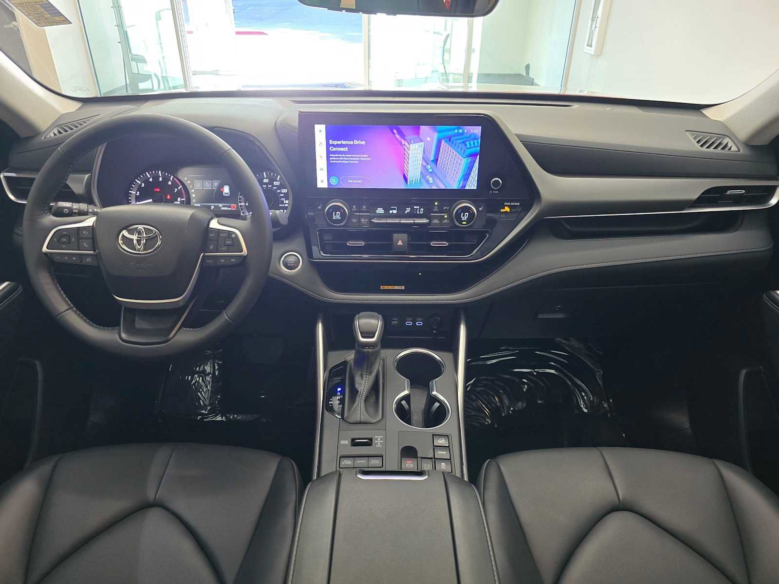 Used 2024 Toyota Highlander XLE AWD/4WD image 10