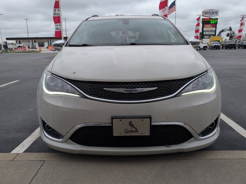 Used 2020 Chrysler Pacifica Limited w/ Tire & Wheel Group FWD image 3