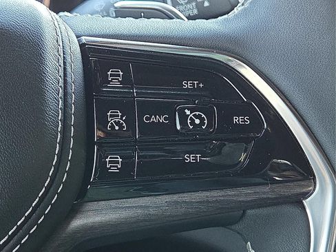 Used 2024 Jeep Grand Cherokee Overland w/ Luxury Tech Group IV AWD/4WD image 19