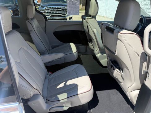 Used 2017 Chrysler Pacifica Limited FWD image 17