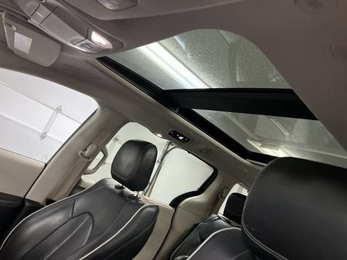 Used 2022 Chrysler Pacifica Limited FWD image 19