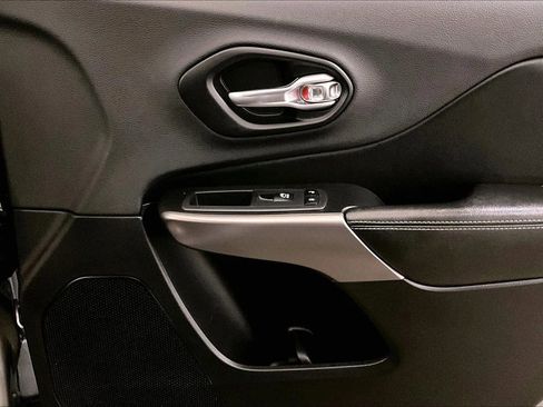 Used 2019 Jeep Cherokee Limited image 23