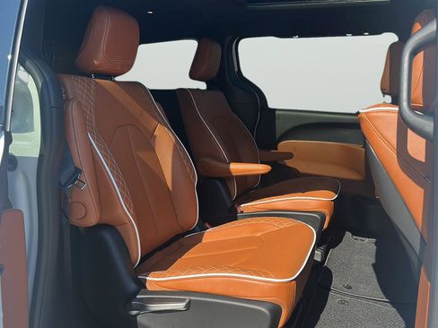 Used 2026 Chrysler Pacifica Pinnacle w/ Trailer Tow Group FWD image 85