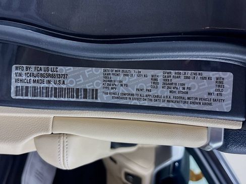 Used 2024 Jeep Grand Cherokee Limited RWD image 32