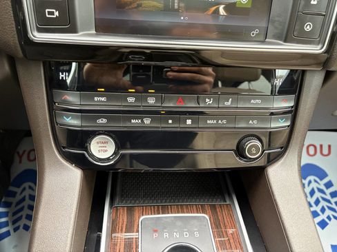 Used 2018 Jaguar F-PACE Prestige image 11