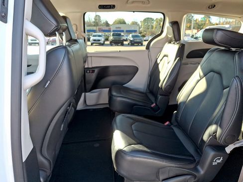 Used 2024 Chrysler Pacifica Touring-L image 10