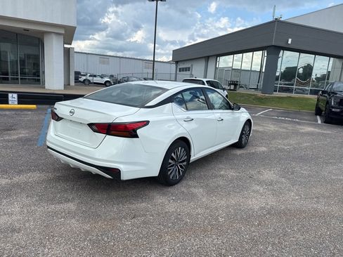 Used 2025 Nissan Altima 2.5 SV FWD image 18