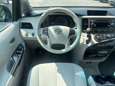 Used 2011 Toyota Sienna LE w/ Towing Pkg FWD image 13