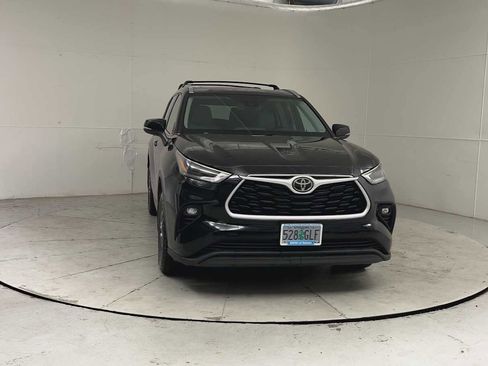 Used 2021 Toyota Highlander XLE AWD/4WD image 7