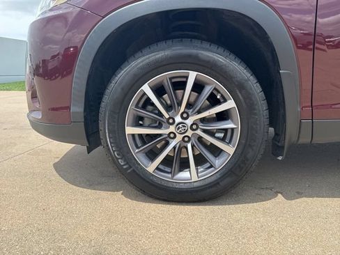 Used 2019 Toyota Highlander XLE AWD/4WD image 11