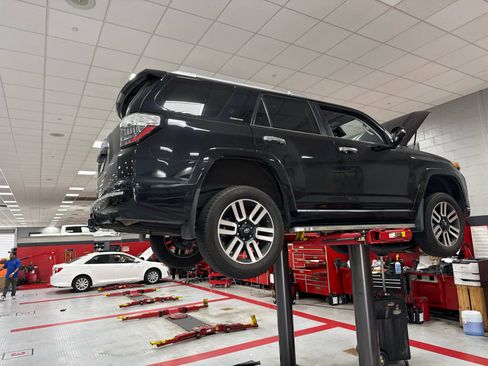 Used 2024 Toyota 4Runner Limited AWD/4WD image 2