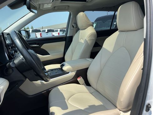 Used 2021 Toyota Highlander XLE AWD/4WD image 13