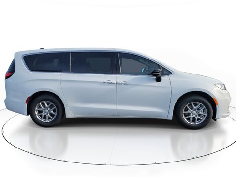 New 2026 Chrysler Pacifica Select image 5