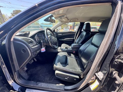 Used 2019 Chrysler 300 Limited RWD image 10