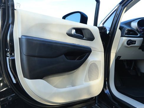 Used 2021 Chrysler Pacifica Touring image 23