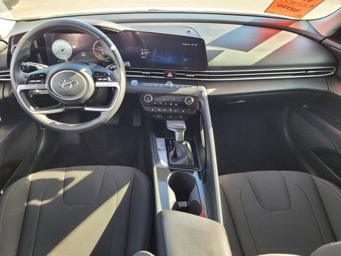 Used 2023 Hyundai Elantra SEL w/ Convenience Package image 9