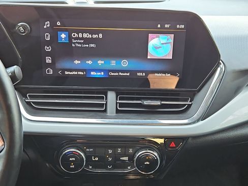 Used 2025 Chevrolet Trax LT w/ LT Convenience Package FWD image 19