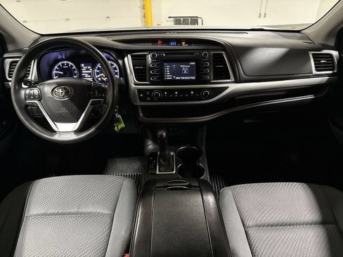 Used 2018 Toyota Highlander LE FWD image 10