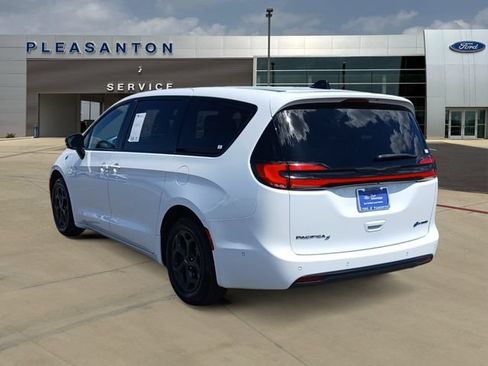 Used 2024 Chrysler Pacifica Limited FWD image 3