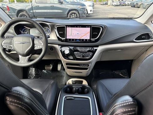 Used 2024 Chrysler Pacifica Limited FWD image 8