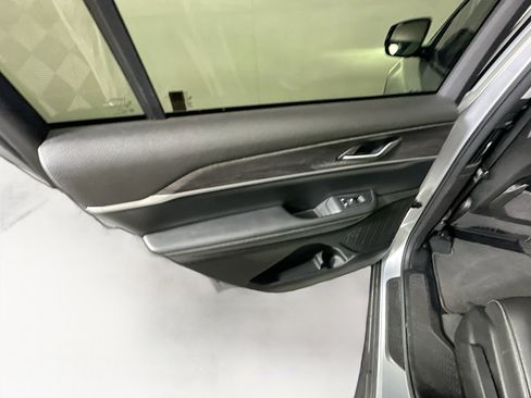 Used 2023 Jeep Grand Cherokee L Limited w/ Black Appearance Package image 27