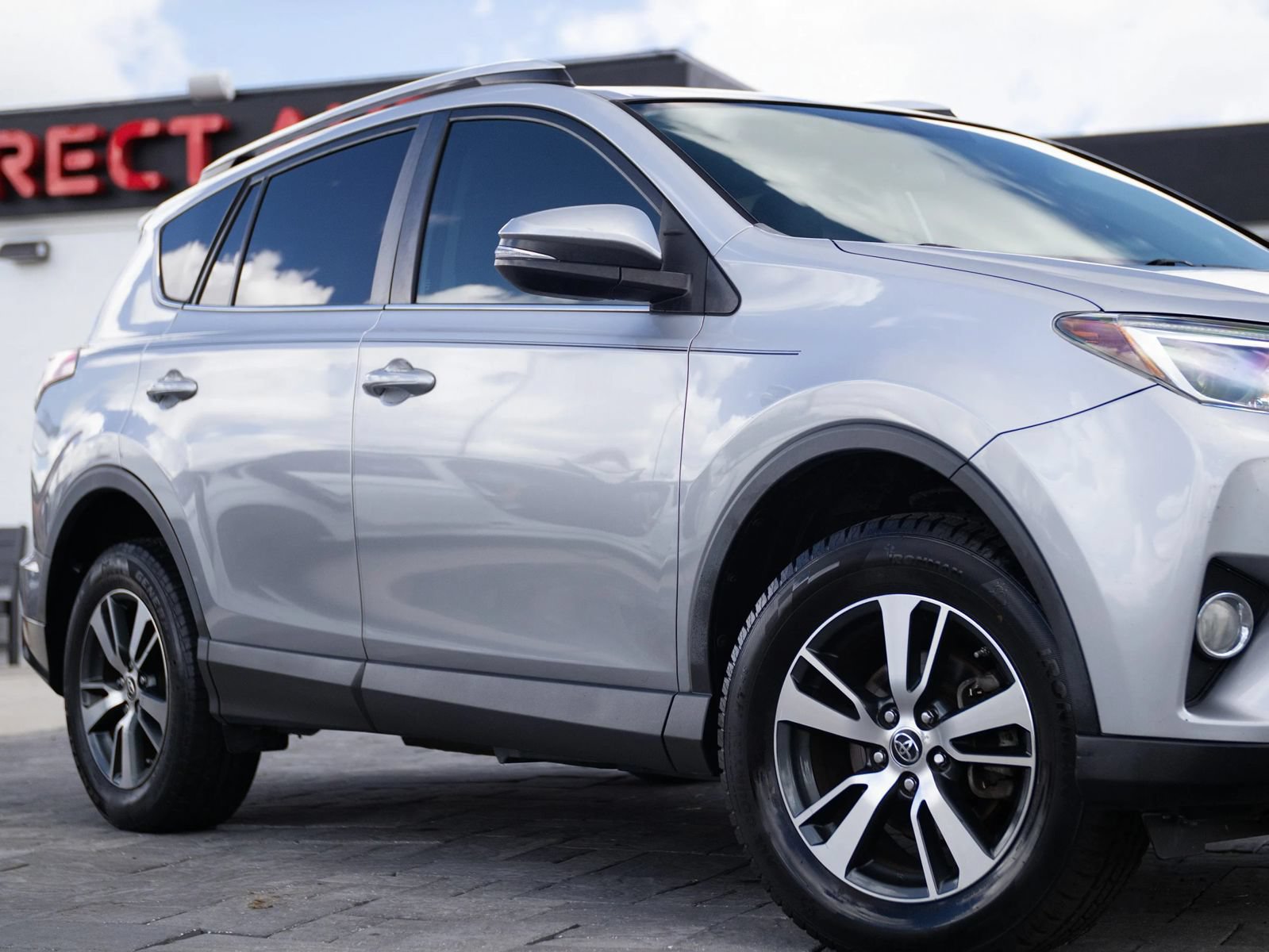 Used 2016 Toyota RAV4 XLE FWD image 2