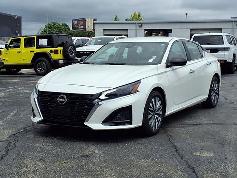 Certified 2025 Nissan Altima 2.5 SV FWD image 2
