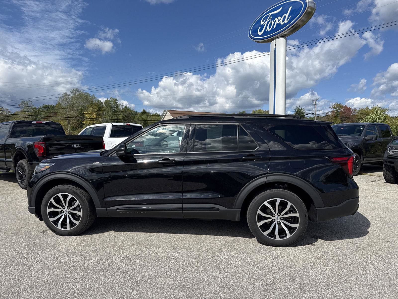 Used 2025 Ford Explorer ST-Line AWD/4WD image 4