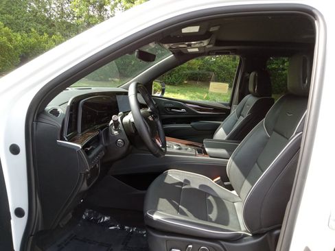 Used 2023 Cadillac Escalade ESV Premium Luxury w/ LPO, Radiant Package AWD/4WD image 11