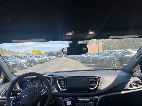 Used 2025 Chrysler Pacifica Select image 34