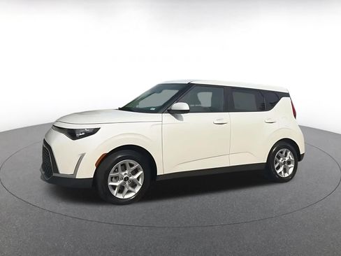 Used 2025 Kia Soul LX w/ LX Technology Package FWD image 8