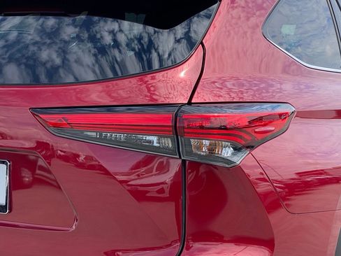 Used 2022 Toyota Highlander XLE AWD/4WD image 4