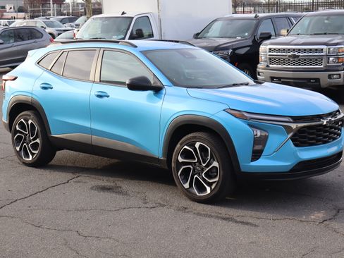 Used 2025 Chevrolet Trax RS w/ Driver Confidence Package image 2