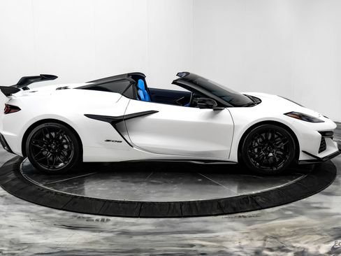 Used 2025 Chevrolet Corvette Z06 w/ Z07 Performance Package RWD image 24