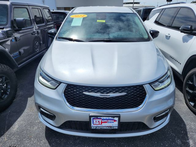 Used 2024 Chrysler Pacifica Touring-L FWD image 2