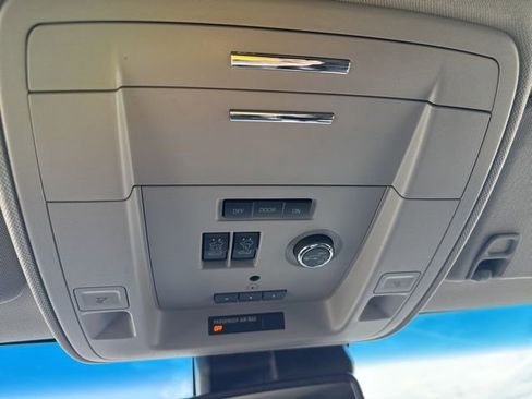 Used 2018 Chevrolet Tahoe LT w/ LT Signature Package image 29