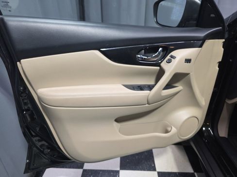 Used 2019 Nissan Rogue SL w/ Premium Package image 18