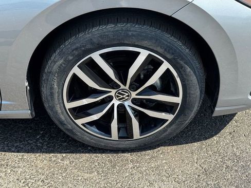 Used 2025 Volkswagen Jetta SE FWD image 9
