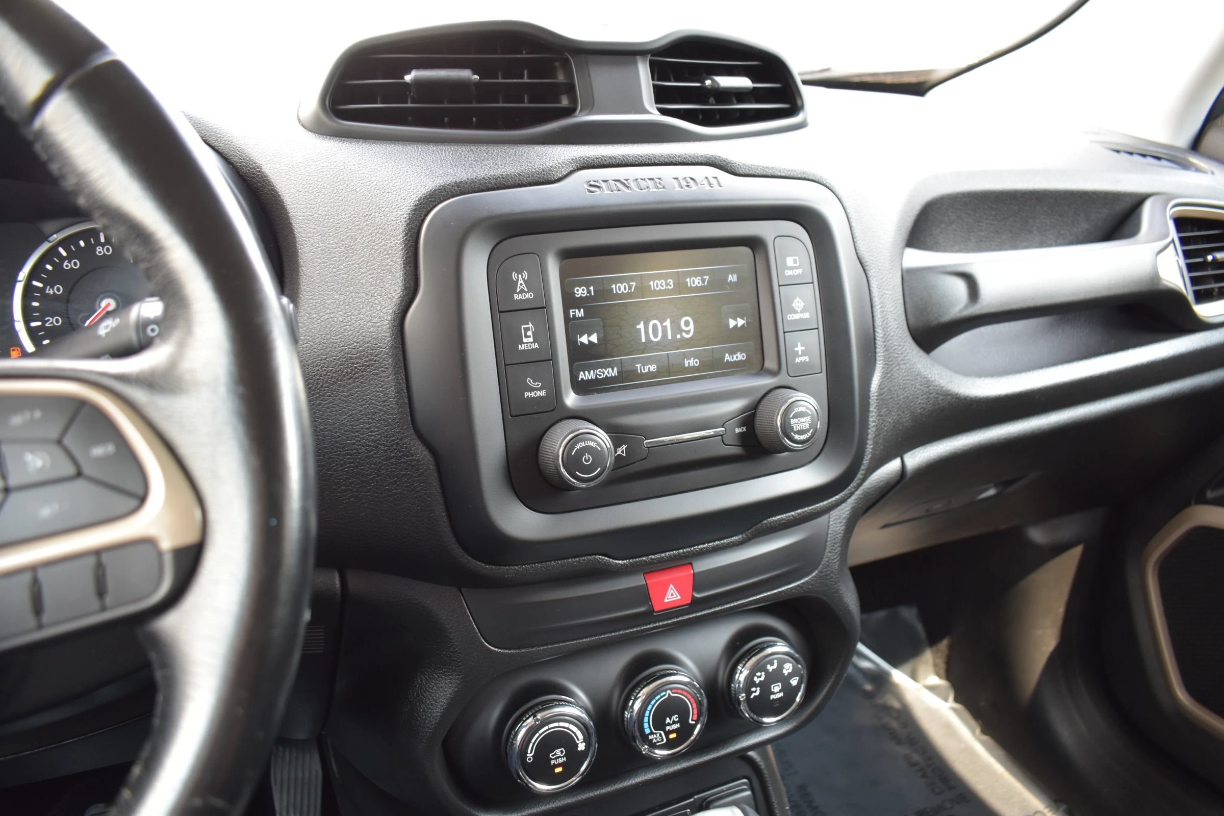 Used 2017 Jeep Renegade Latitude FWD image 23