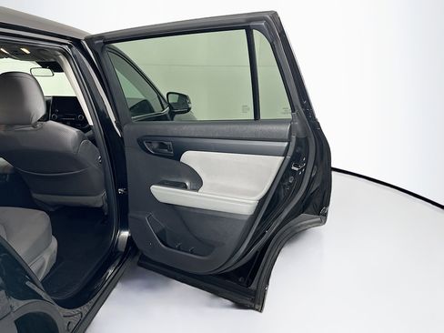 Used 2024 Toyota Highlander LE image 32