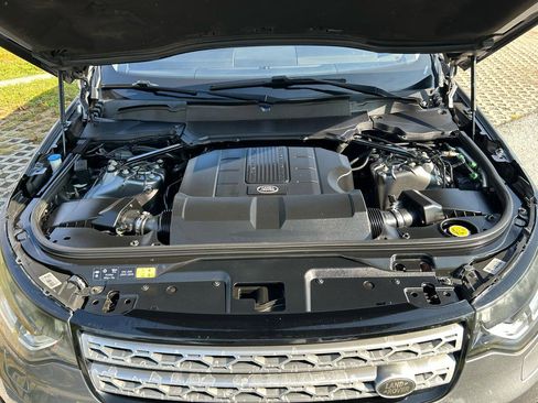 Used 2017 Land Rover Discovery HSE AWD/4WD image 9