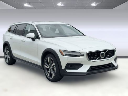 Certified 2025 Volvo V60 B5 Cross Country Plus image 7