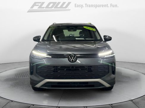 Used 2025 Volkswagen Tiguan SE image 3