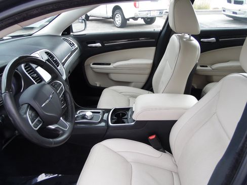 Used 2019 Chrysler 300 Limited image 12