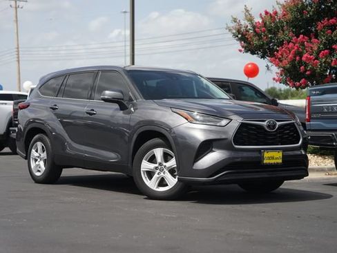 Used 2021 Toyota Highlander L FWD image 2