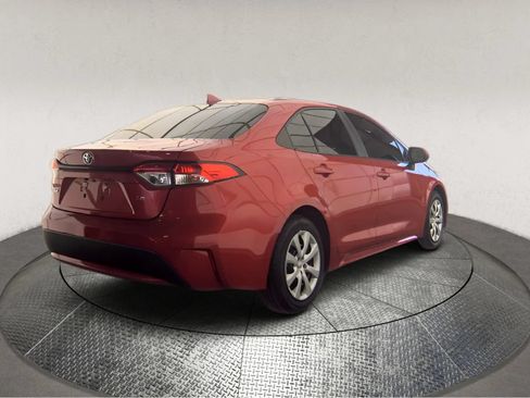 Used 2021 Toyota Corolla LE FWD image 2
