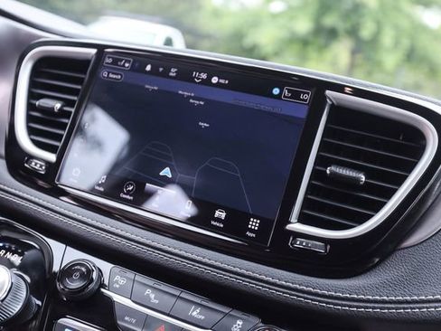 Used 2022 Chrysler Pacifica Touring-L w/ Uconnect Theater Family Group FWD image 35
