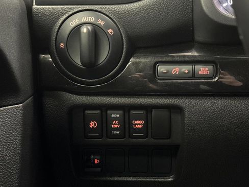 Used 2018 Nissan Titan SV w/ SV Convenience Package image 24