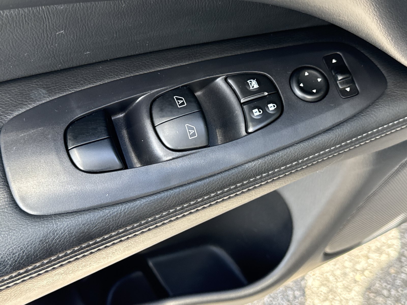 Used 2019 Nissan Pathfinder SL FWD image 16